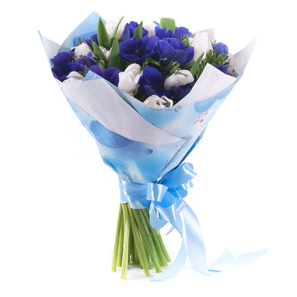 Sweet modré anemone a biele tulipány