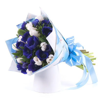 Sweet modré anemone a biele tulipány