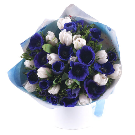 Sweet modré anemone a biele tulipány