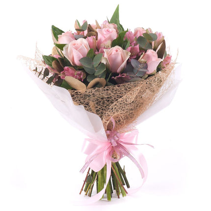 Sweet ružové ruže a alstromérie s eukalyptom