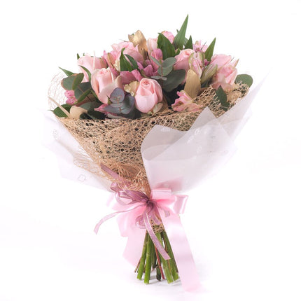 Sweet ružové ruže a alstromérie s eukalyptom