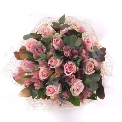 Sweet ružové ruže a alstromérie s eukalyptom