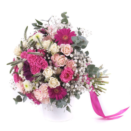 Sweet růžové růže a gerbery s gypsomillou