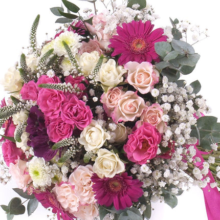 Sweet růžové růže a gerbery s gypsomillou