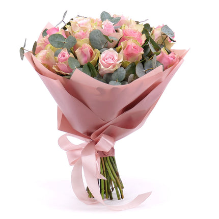 Sweet růžové růže a eukalypt