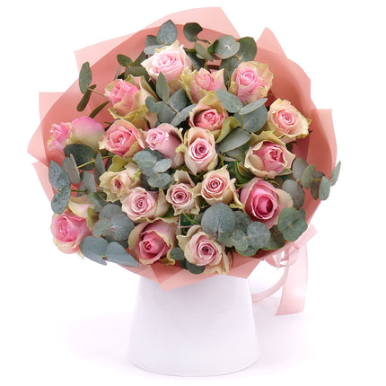 Sweet růžové růže a eukalypt